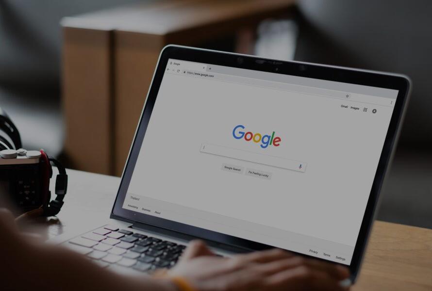 Pessoa pesquisando como aparecer no Google em um laptop
