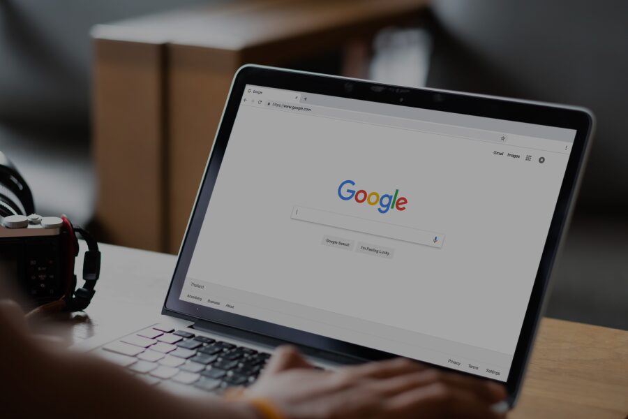 Pessoa pesquisando como aparecer no Google em um laptop